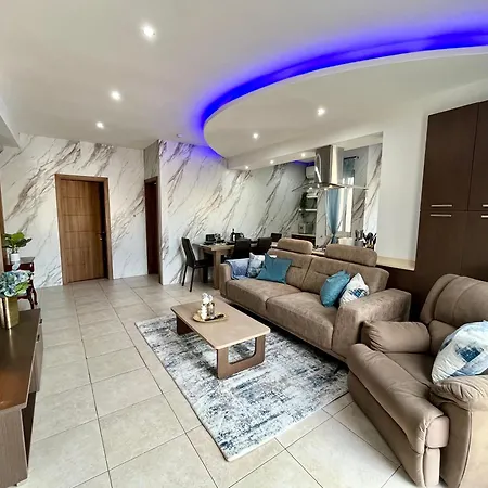 Bright Penthouse With Large Terrace & Sunset Views Apartmán