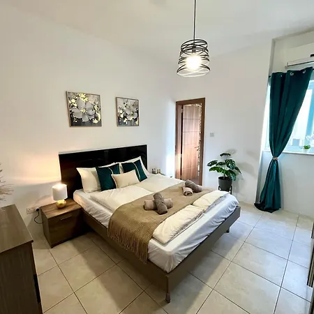 Bright Penthouse With Large Terrace & Sunset Views Apartmán Santa Vennera