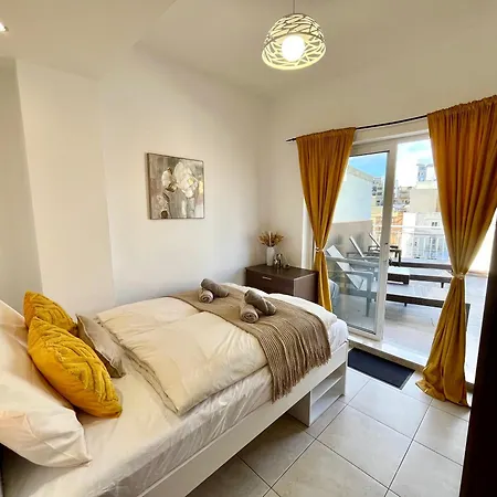 Bright Penthouse With Large Terrace & Sunset Views