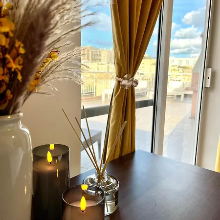 Apartmán Bright Penthouse With Large Terrace & Sunset Views Santa Vennera