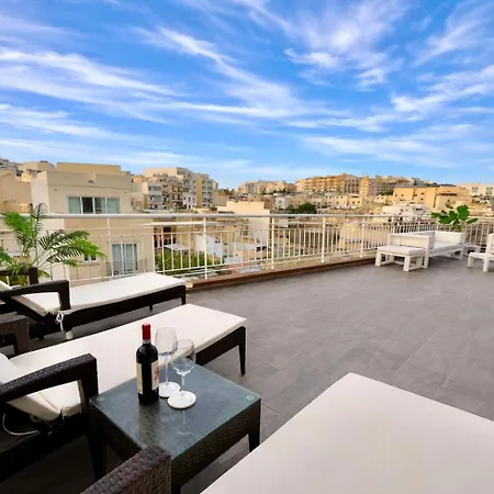 Bright Penthouse With Large Terrace & Sunset Views *