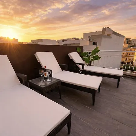 Bright Penthouse With Large Terrace & Sunset Views *