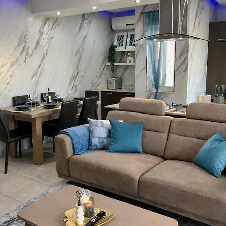 Bright Penthouse With Large Terrace & Sunset Views Apartmán