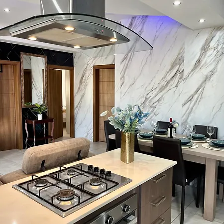 Bright Penthouse With Large Terrace & Sunset Views *